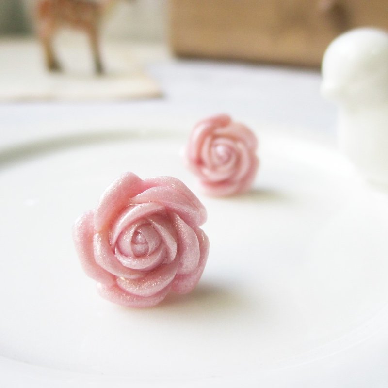 淡粉玫瑰 仰慕 手工玫瑰。不繡鋼耳針 針式/夾式 - 耳環/耳夾 - 其他材質 粉紅色