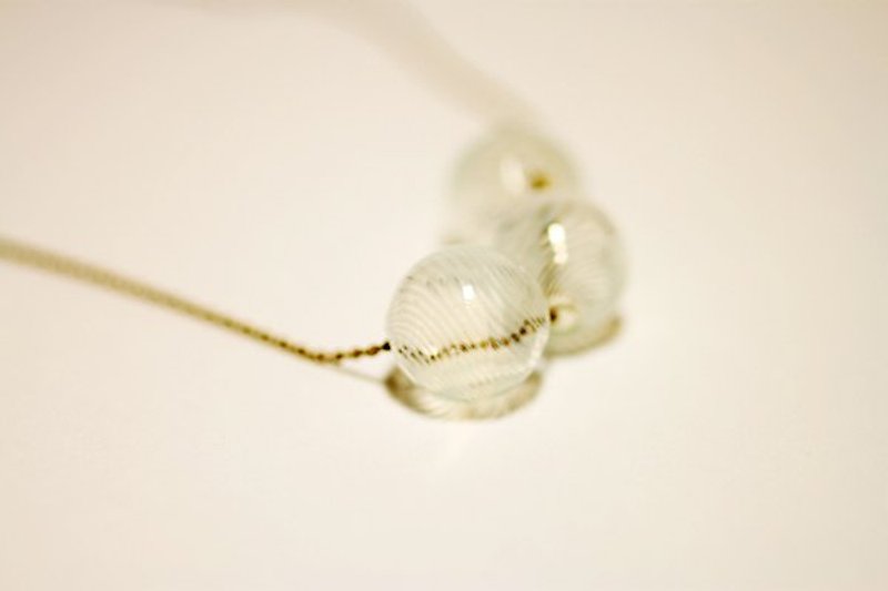 白條紋 手工玻璃球黃銅項鍊 - ネックレス - ガラス ホワイト