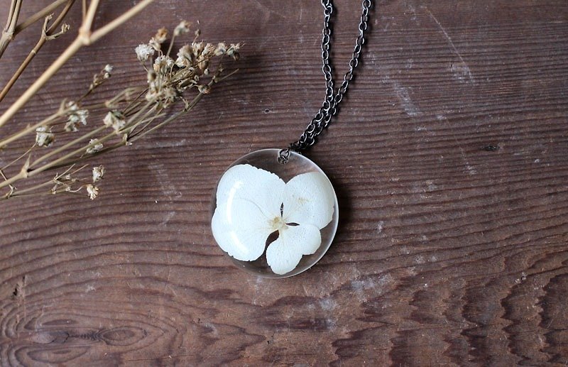 Pressed flowers ♪ Necklace / Hydrangea - Necklaces - Plants & Flowers White