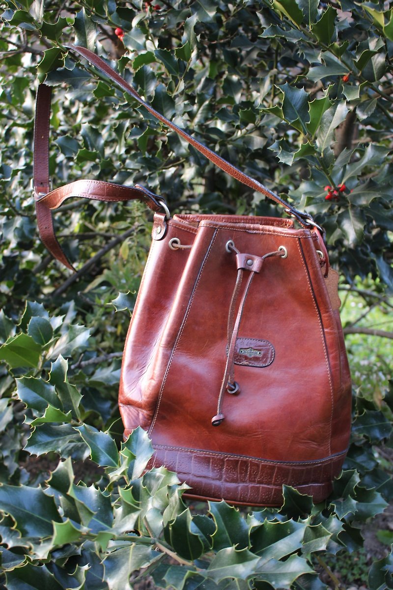 F1812 [made in Italy label] (Vintage) shoulder slung brown leather bag beam port design - กระเป๋าแมสเซนเจอร์ - หนังแท้ สีนำ้ตาล