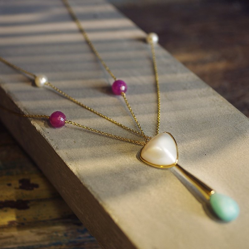 エレガントな三角形真珠アマゾナイトペンダントPTATH - ネックレス - 宝石 ゴールド
