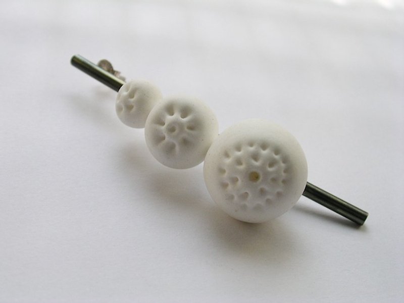 [Natural vocabulary] Series unilateral earrings 02 - Earrings & Clip-ons - Clay White