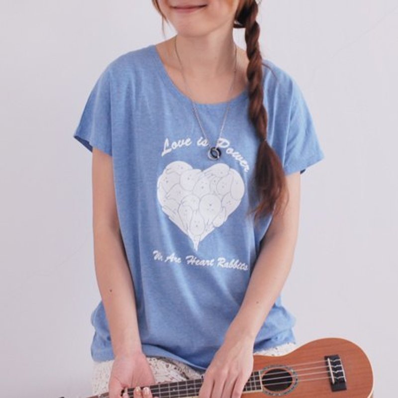 *Mori Shu* 愛心麻糬兔T-shirt(麻花藍色下標區) - T 恤 - 棉．麻 藍色