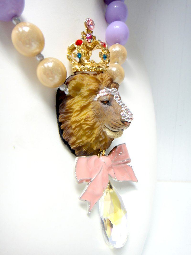 Lion head colored thick beads necklace - สร้อยคอ - พลาสติก ขาว
