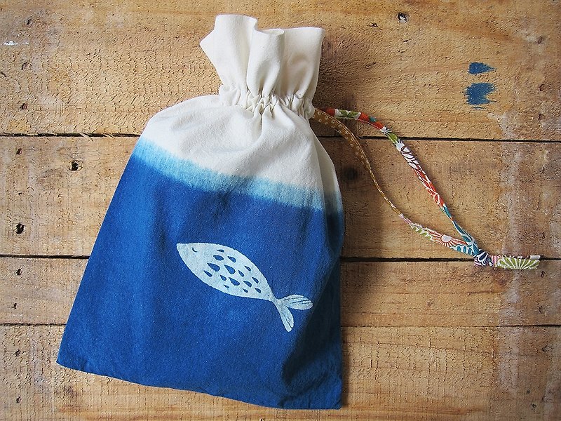 Herbal dyed drawstring bag- fish scooping - Toiletry Bags & Pouches - Plants & Flowers Blue