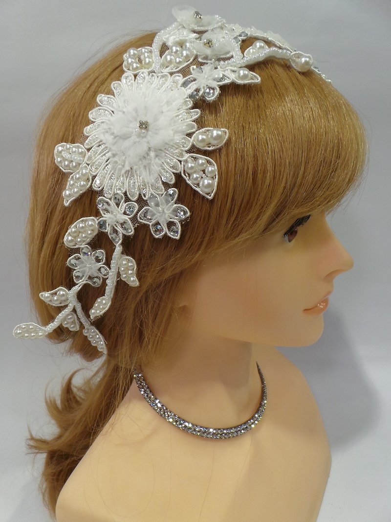 Classical elegant beaded lace embroidery piece bridal combs decorated Buffet wedding. Handmade bridal headdress - เครื่องประดับผม - วัสดุอื่นๆ 