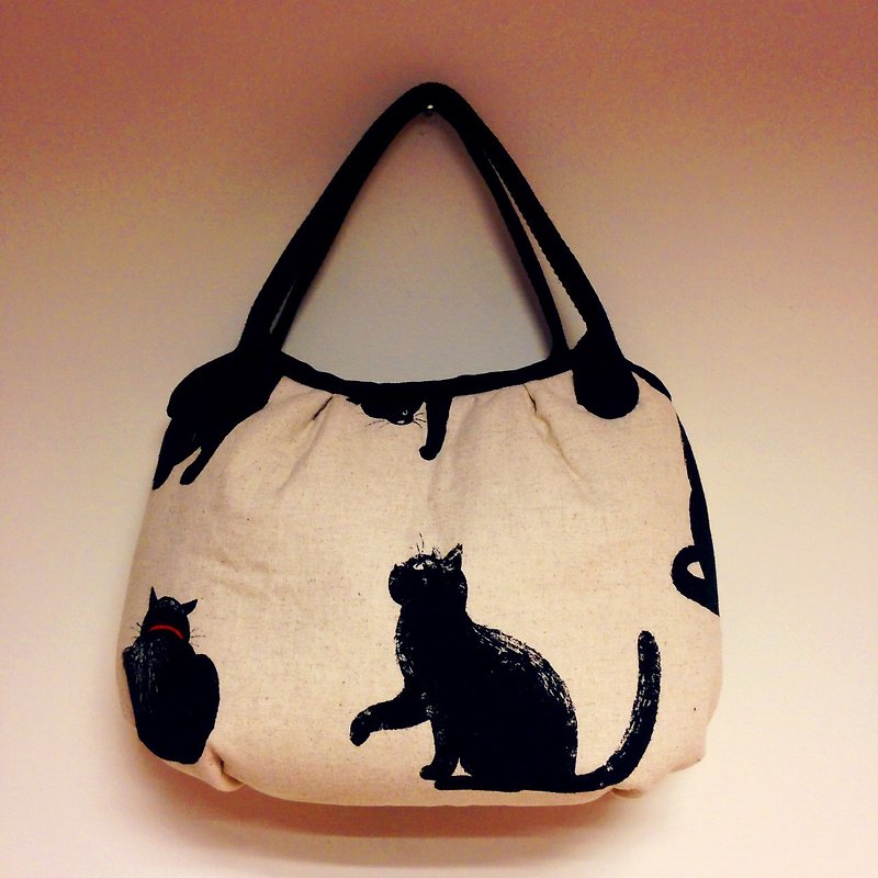 Elegant black cat walking handbag - กระเป๋าถือ - วัสดุอื่นๆ ขาว