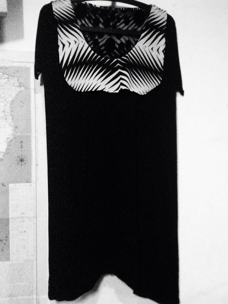 幾何領裝飾上衣 - เสื้อยืดผู้หญิง - วัสดุอื่นๆ สีดำ