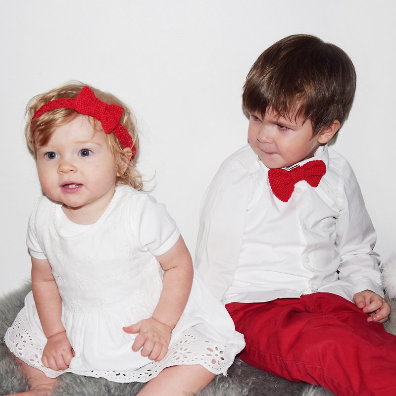 Brother Sister Matching Christmas Crochet Bow Headband and Crochet Red Bow Tie - Matching Siblings Holiday Photo Props - ผ้ากันเปื้อน - วัสดุอื่นๆ สีแดง