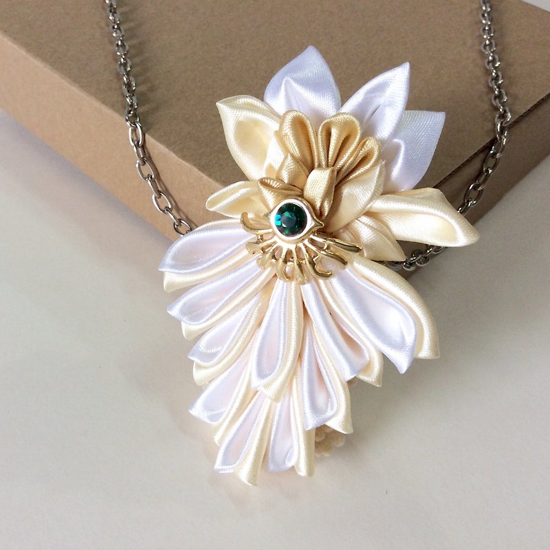 Kanzashi gold white ribbon flower necklace（つまみ細工） - สร้อยคอ - ผ้าไหม สีทอง