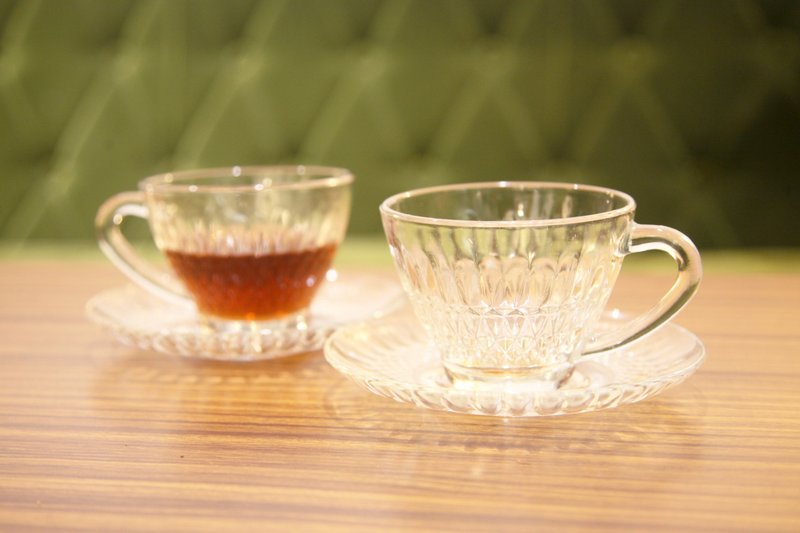 Retro pattern glass tea cups and saucers Group - Teapots & Teacups - Glass 