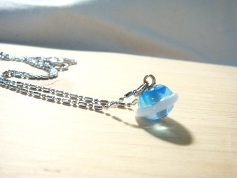 Yuzu Lin Liuli - Little Saturn full of love - Light sea blue x white - Liuli necklace - Necklaces - Other Materials Blue