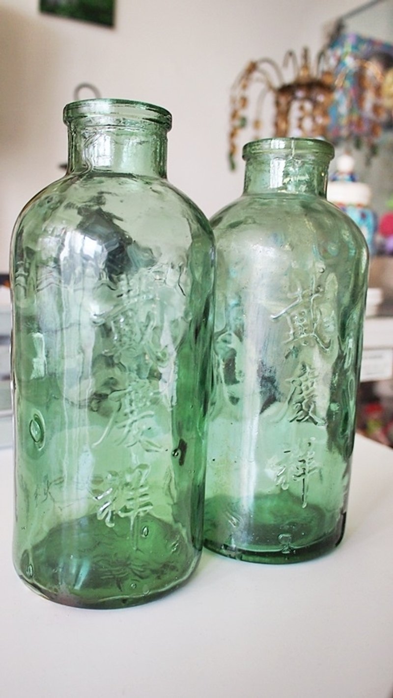 Vintage老貨*台灣早期綠色老玻璃罐子【戴慶祥】玻璃瓶/攝影道具 - 擺飾/家飾品 - 其他材質 綠色