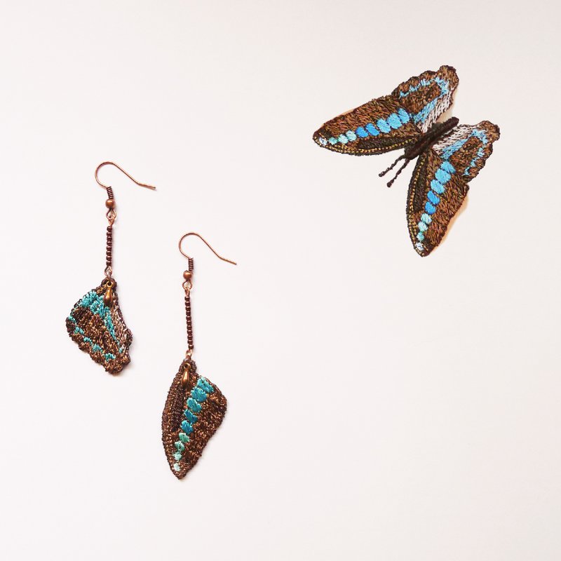 ［織林］刺繡。蝶羽耳環 / 青帶鳳蝶 common bluebottle - 耳環/耳夾/耳骨夾 - 其他材質 咖啡色