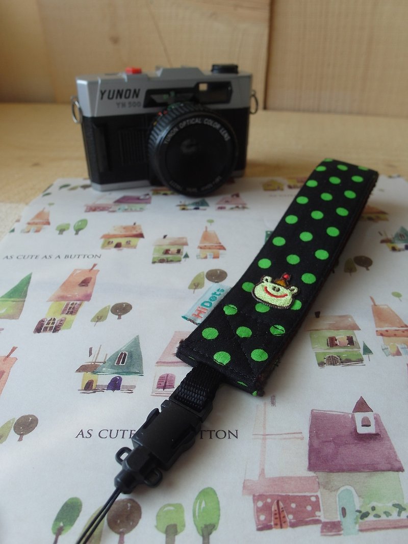 HiDots hand in hand cameras / Polaroid wrist strap (black green dot * frog) - ที่ใส่บัตรคล้องคอ - วัสดุอื่นๆ สีเขียว