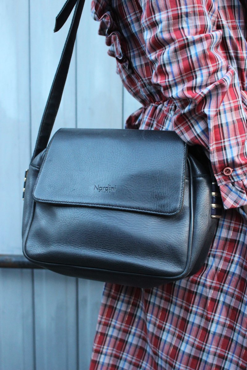 F1820 [made in Italy label] (Vintage) shoulder slung black leather bag (Made in Italy) - กระเป๋าแมสเซนเจอร์ - หนังแท้ สีดำ