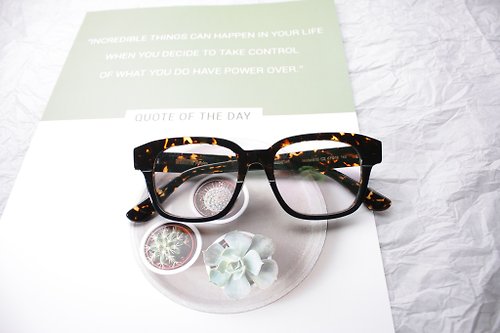 elements-eyewear 琥珀色復古方型眼鏡框七枚蝶番鉸鏈