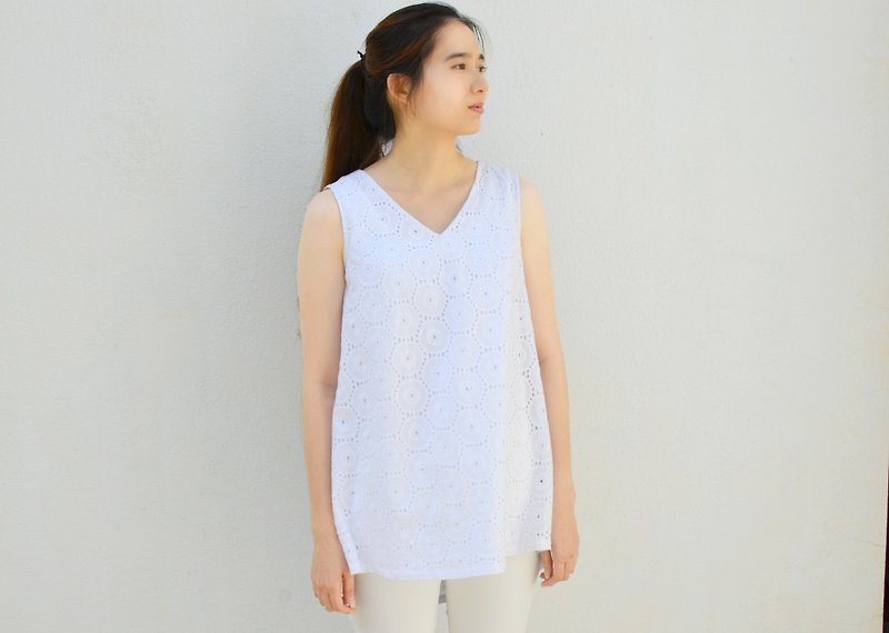 [HIKIDASHI] circle lace blouse stitching Xiaojian - Women's Tops - Other Materials White