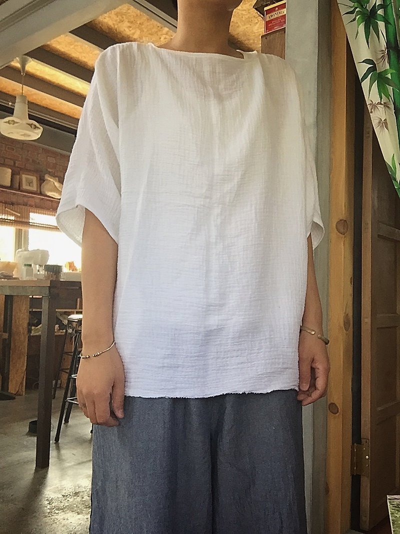 Natural hand-made clothes, natural washed double cotton, white five-point sleeve pocket blouse top - Women's Tops - Cotton & Hemp White