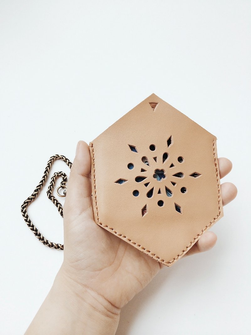 Zemoneni leather Metal chain Card holder luggage tag with pattern in Beige color - กระเป๋าสตางค์ - หนังแท้ สีทอง
