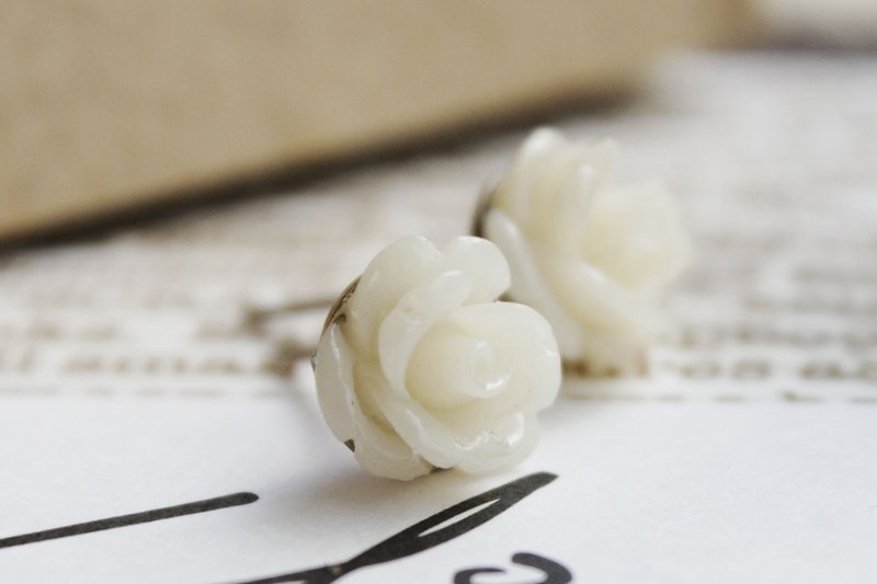 自然。大地母親 | 溫暖玫瑰耳環。乳白 | 夾式、針式 - 耳環/耳夾 - 其他材質 白色