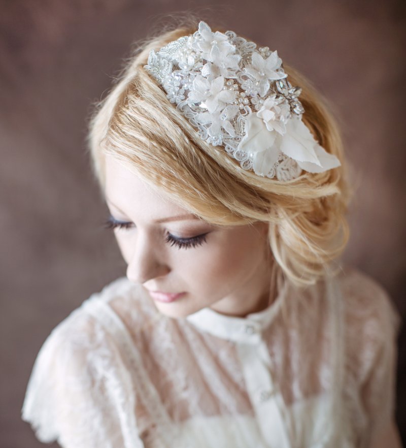 《Being of Love》"Aine"全手工珠子刺繡蕾絲拼貼頭飾／復古新娘髪飾／西式婚禮手工製婚禮配飾 - 髮夾/髮圈 - 繡線 白色