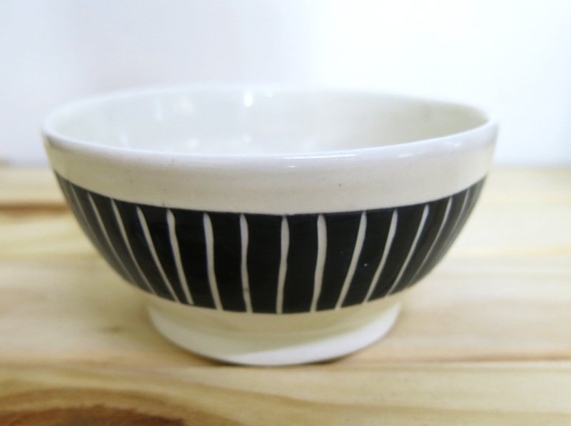 A line of bowls - ถ้วยชาม - วัสดุอื่นๆ สีดำ