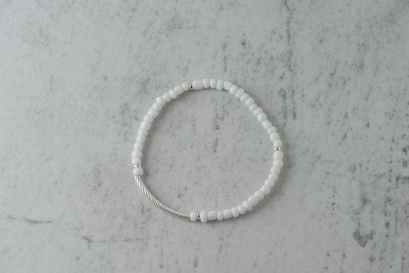 snow. A set of white colored glaze bracelets. c section. Threaded Silver tube - สร้อยข้อมือ - วัสดุอื่นๆ ขาว