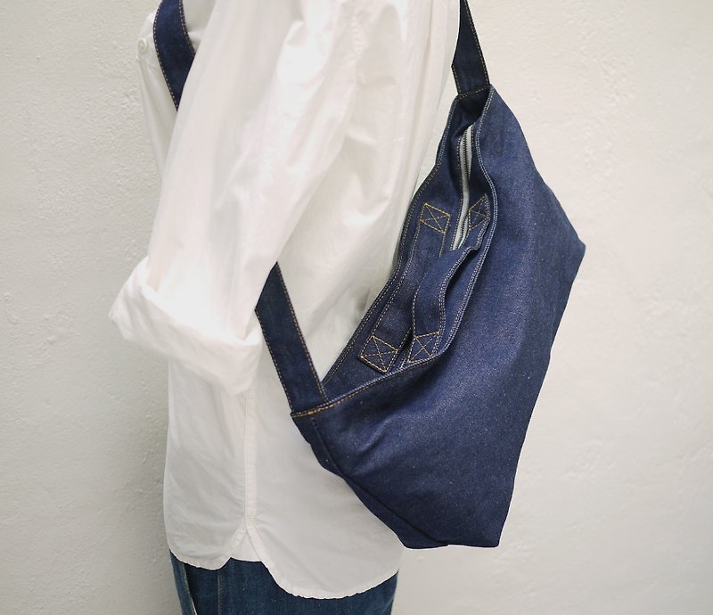 Atlas 2 Ways Shoulder Bag M Canvas - Messenger Bags & Sling Bags - Other Materials 
