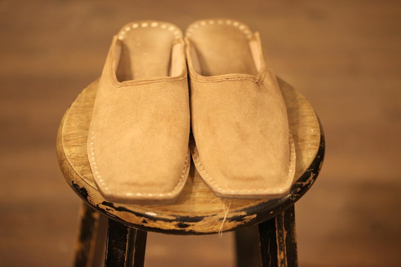 Omake 淡褐色麂皮拖鞋（男版） - Men's Casual Shoes - Genuine Leather Khaki