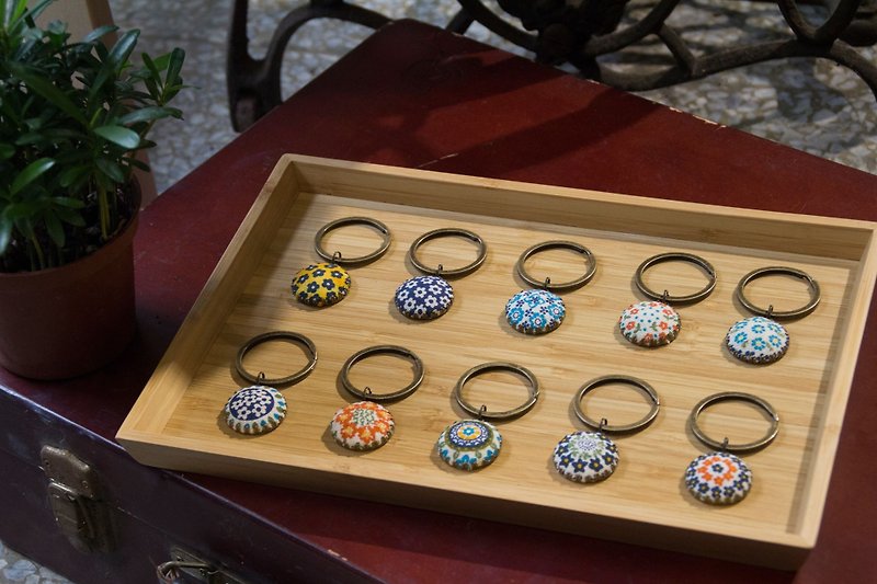 hsiu handmade flower cloth key ring - ที่ห้อยกุญแจ - โลหะ หลากหลายสี