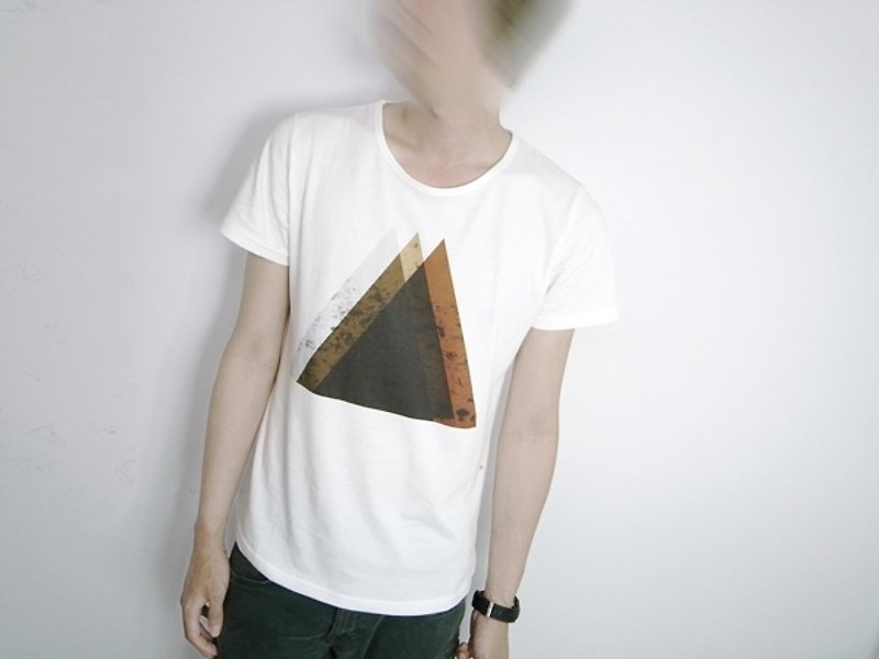 I . A . N Design triangular space organic cotton short-sleeved T Organic Cotton - เสื้อฮู้ด - ผ้าฝ้าย/ผ้าลินิน ขาว