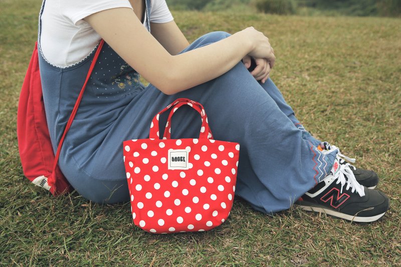 Walk away carry bag / dot red - กระเป๋าถือ - วัสดุอื่นๆ สีแดง