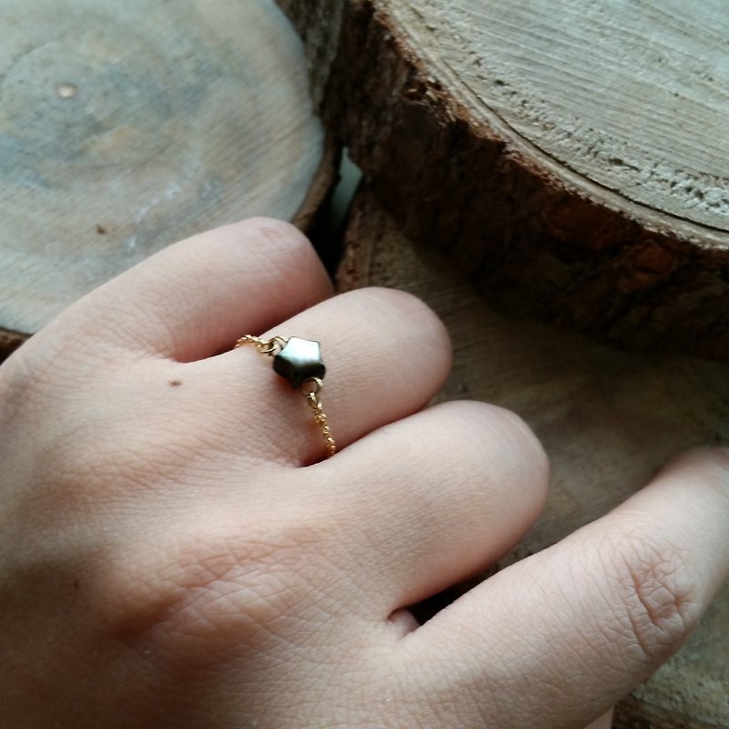 Please provide size when order-gold-plated/silver-plated chain ring with star shape mother pearl - แหวนทั่วไป - เครื่องเพชรพลอย สีดำ