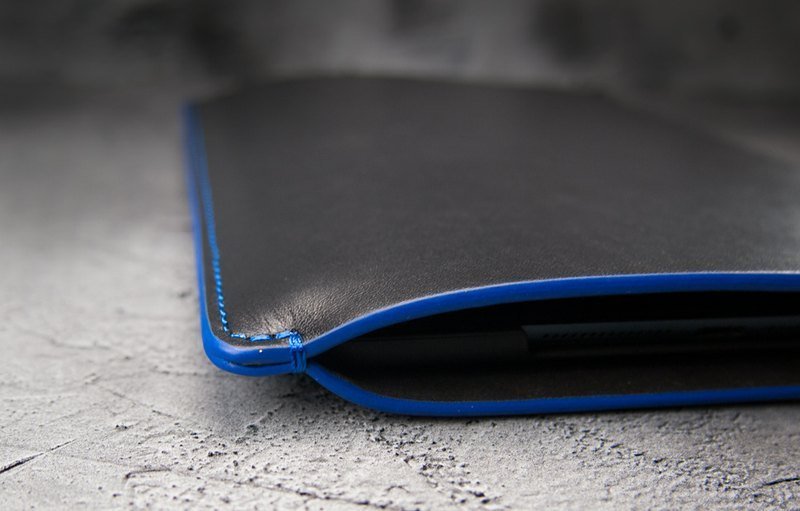 alto iPad mini Retina 真皮保護套，Libro mini - 黑色藍邊[可客製文字，需加購] - 其他 - 真皮 黑色