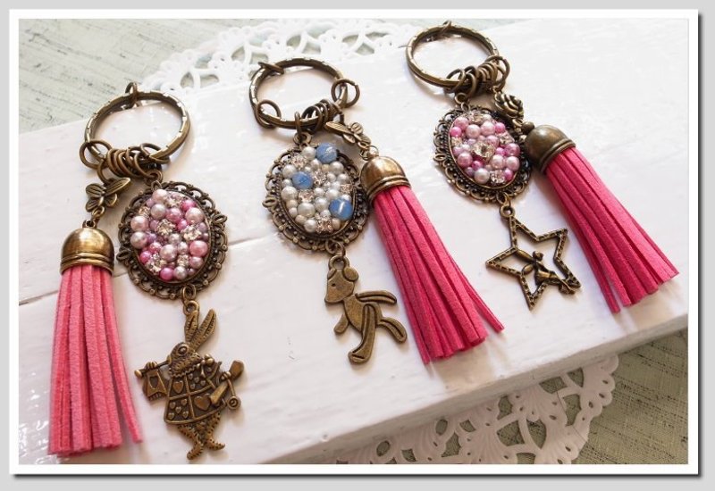 。シマー宝石のシリーズ。スエードタッセルキーリング（ピンク） - チャーム - 金属 ピンク