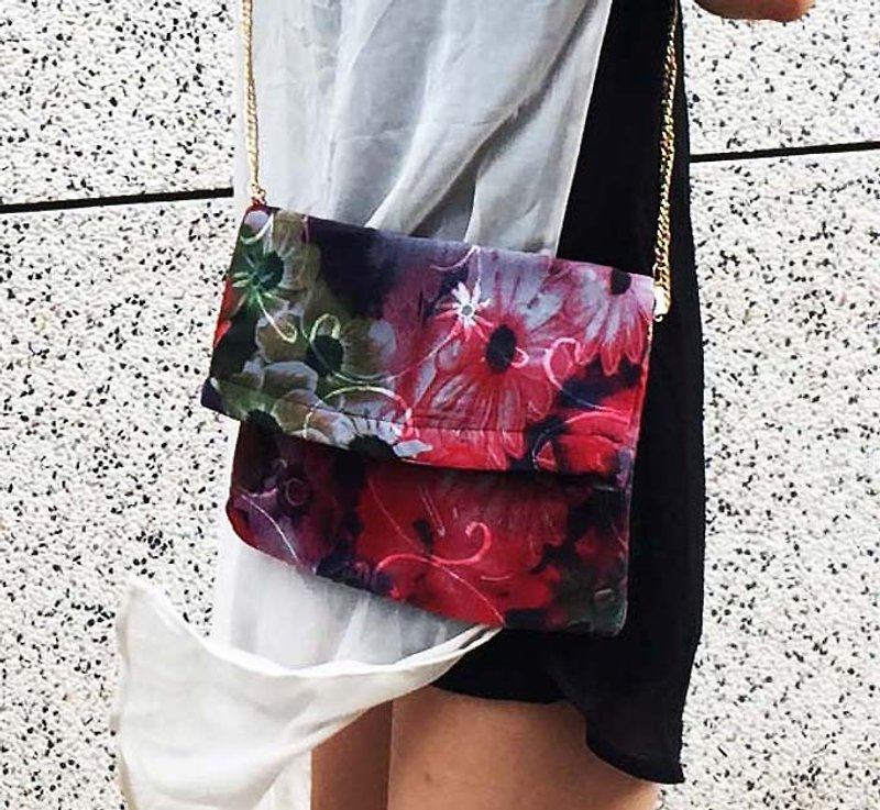 Wahr_red flowers with black  clutch / chain bag / shoulder bag/with chain - กระเป๋าคลัทช์ - วัสดุอื่นๆ สีดำ