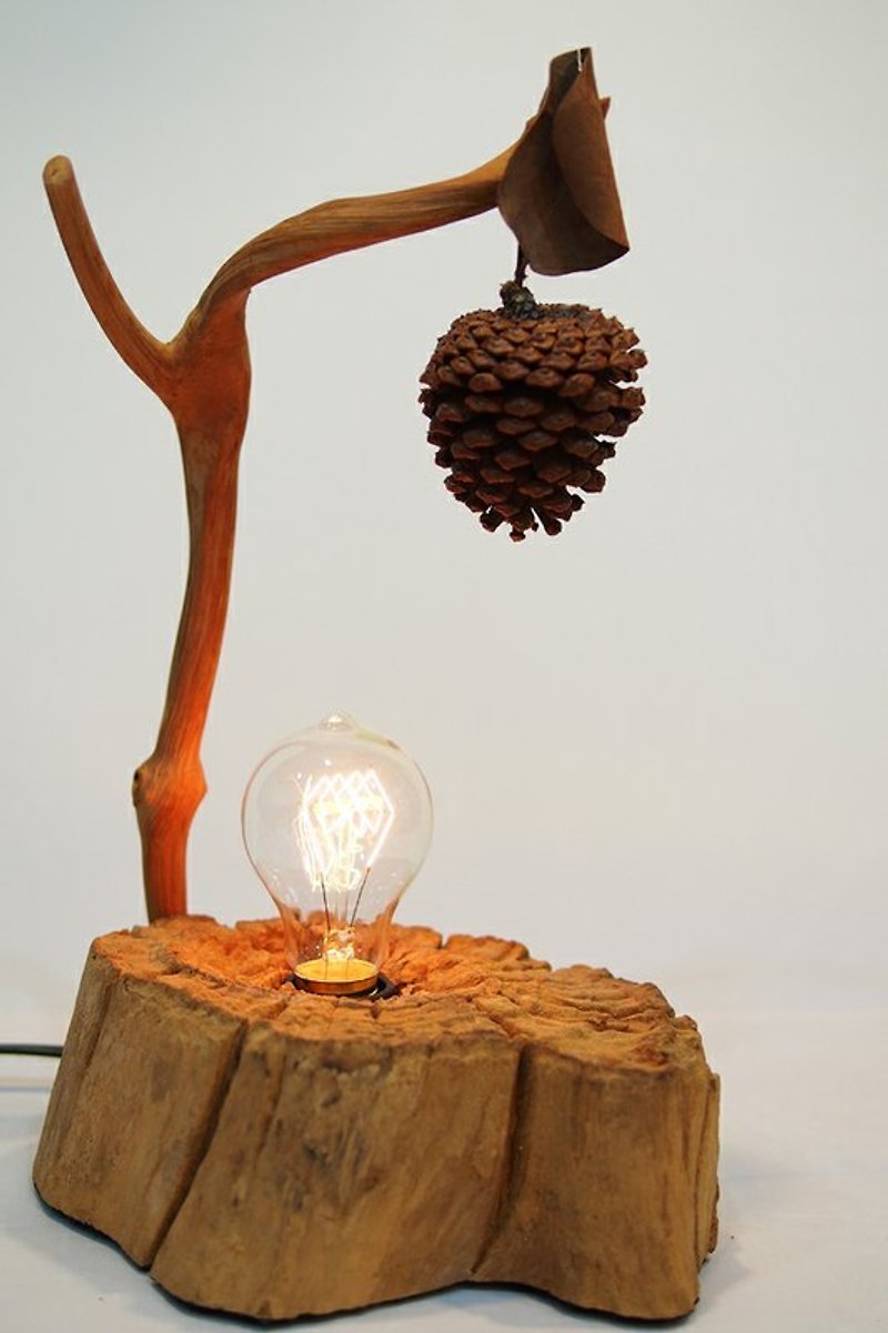 【個性燈飾】原木座松果手感燈飾 - 燈具/燈飾 - 玻璃 咖啡色
