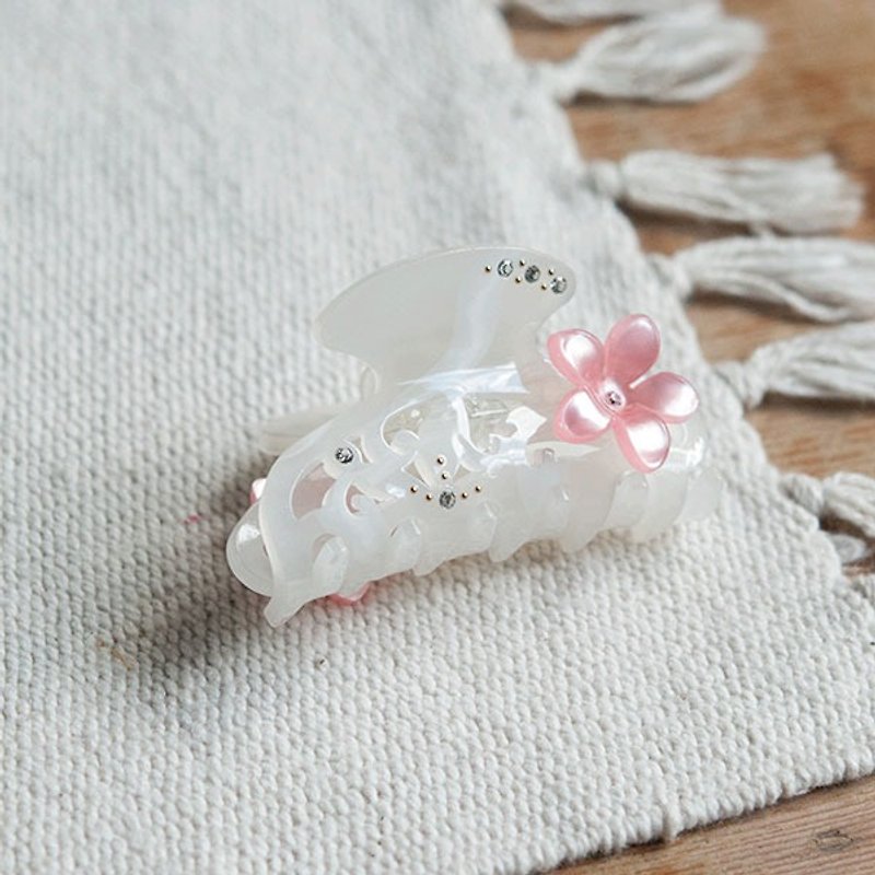 Coloured diamonds, 6.5cm shark clip, hairpin - white pink flower - เครื่องประดับผม - อะคริลิค ขาว