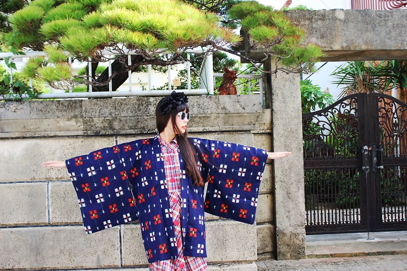 F1508 (Vintage) delicate blue flowers textured squares Japanese kimono haori (お wa ri) - Women's Casual & Functional Jackets - Other Materials Blue