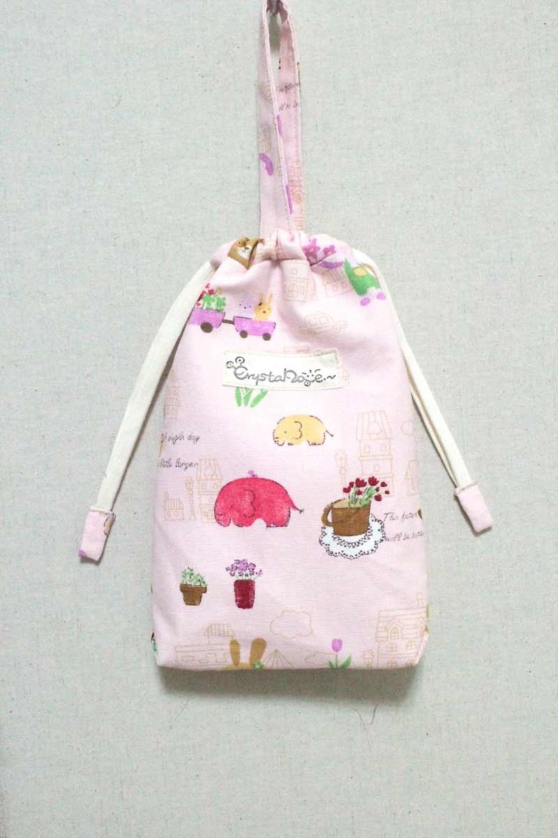 Pink Bear Florist a portable pouch - กระเป๋าถือ - วัสดุอื่นๆ สึชมพู