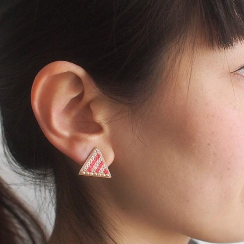 stud earrings "stripe triangle" - ต่างหู - งานปัก สึชมพู