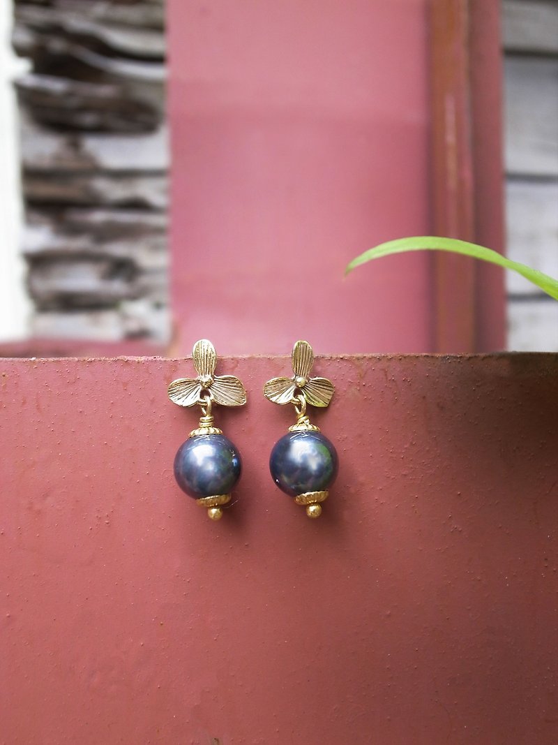 "Travel light" small Southern woman flowers allergy 925 Silver Needle earrings (black) Hand retro brass - ต่างหู - โลหะ สีดำ