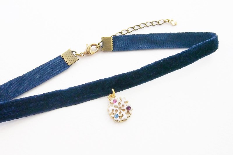 Navy blue velvet choker / necklace with snowflake charm. - Necklaces - Other Materials Blue