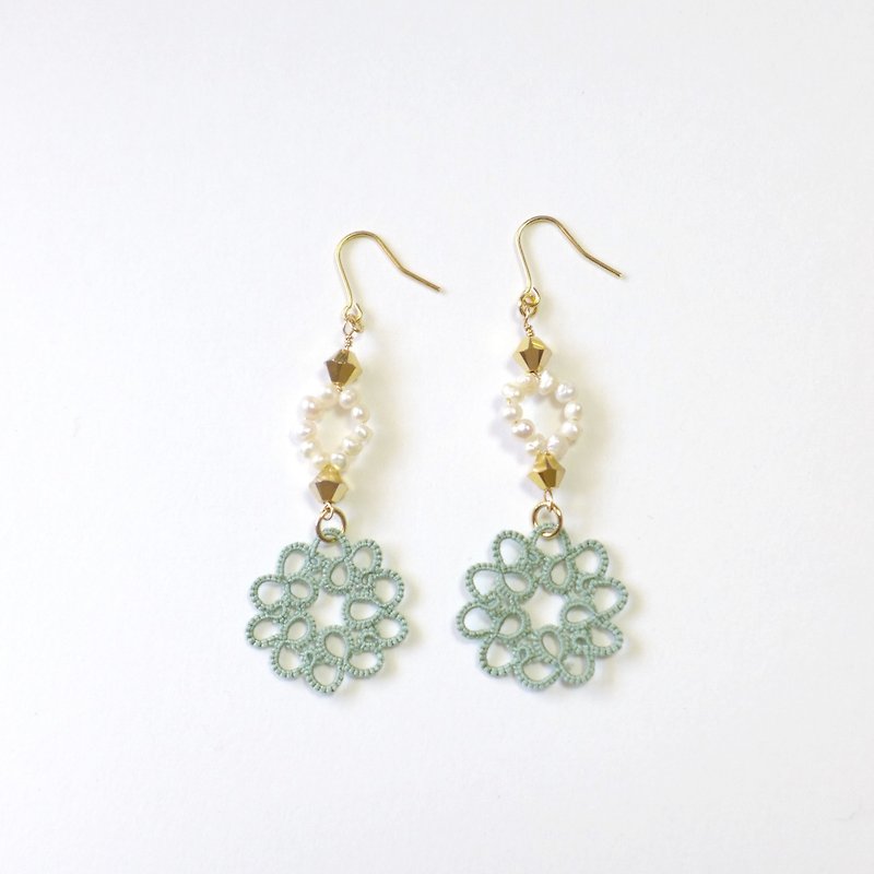 Pierced tatting lace and freshwater pearl green - Earrings & Clip-ons - Cotton & Hemp Green