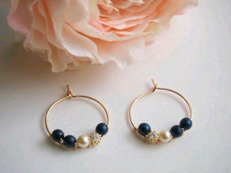 [14kgf] Swarovski Pearl Hoop Earrings Navy - Earrings & Clip-ons - Other Metals Blue