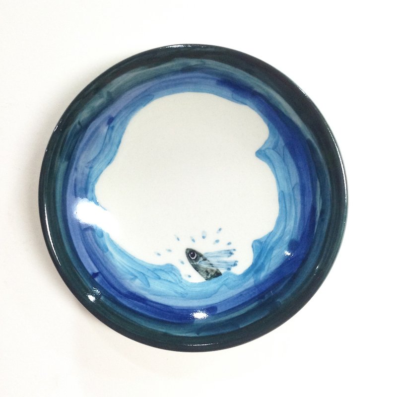 Flying fish hide and seek - Lanyu hand-painted small plate - จานเล็ก - เครื่องลายคราม สีน้ำเงิน