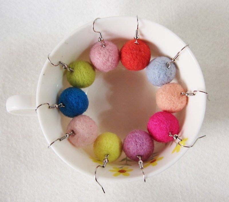 Ball wool felt earrings can be changed to clip-on color - ต่างหู - ขนแกะ หลากหลายสี