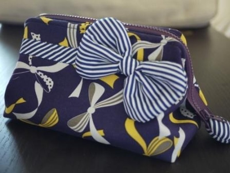 Limited Handmade Bowknot Lace Masters Hit Bowknot Large Cosmetic Bag - กระเป๋าเครื่องสำอาง - วัสดุอื่นๆ สีม่วง