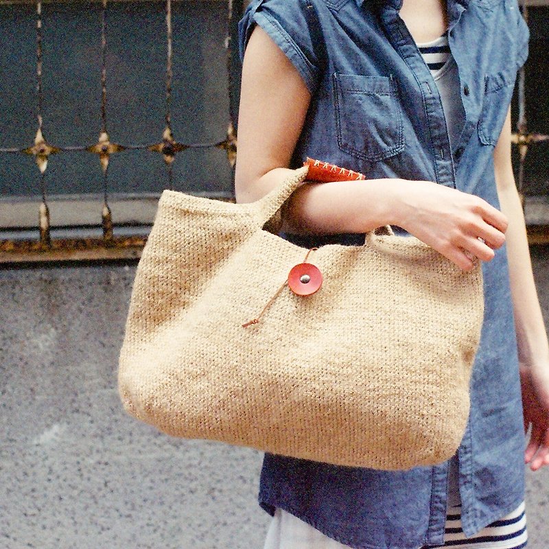 Fat bag-hand woven bag/primary color Linen weaving/tote bag/handbag - กระเป๋าถือ - วัสดุอื่นๆ สีกากี